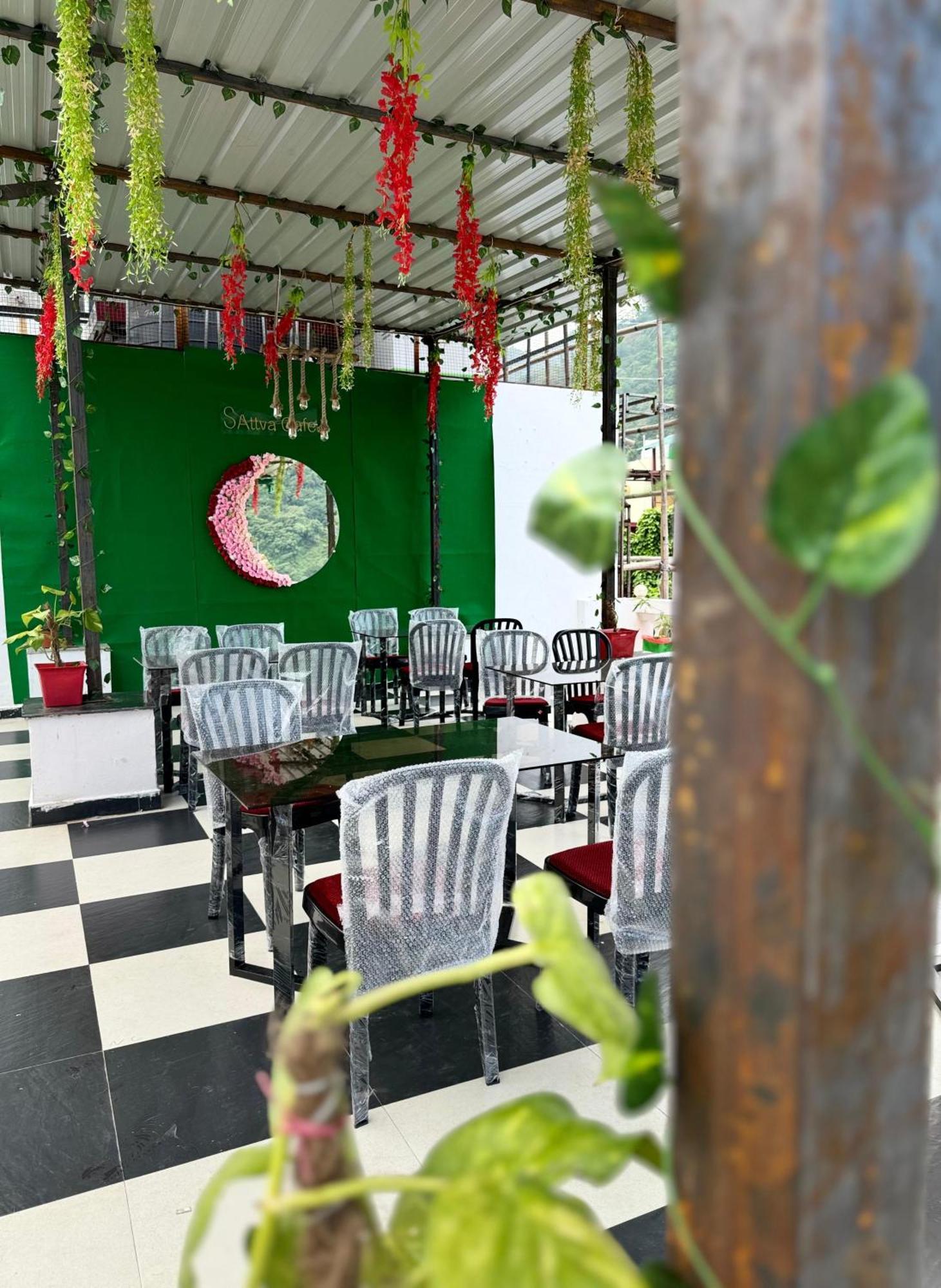 Sattva Cafe And Motel Rishīkesh Εξωτερικό φωτογραφία